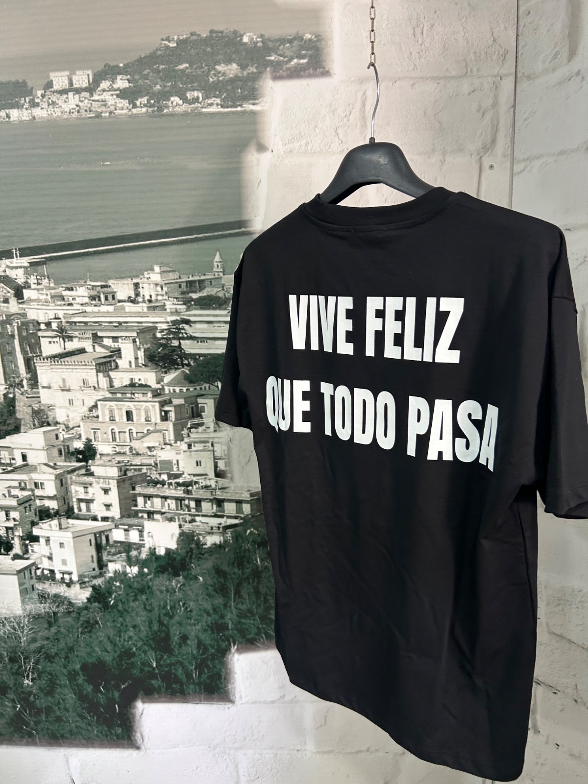 T-shirt “vive feliz che todo pasa”